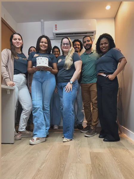 Equipe da Conexes comemorando o aniversário de uma colega no escritório